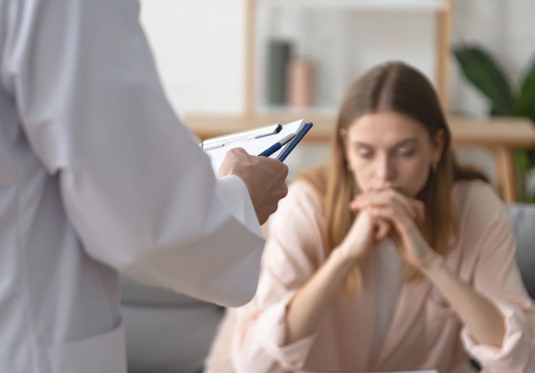 Женщина на приеме психиатра